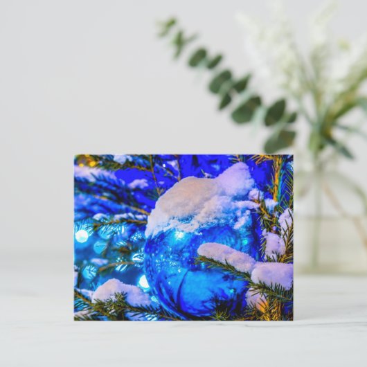 Blauwe kerstbal, sneeuw briefkaart (Staand voorkant)