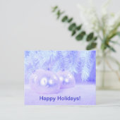 Blauwe kerstballen op sneeuw met blauwe achtergron feestdagenkaart (Staand voorkant)