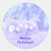 Blauwe kerstballen op sneeuw met blauwe achtergron ronde sticker (Voorkant)