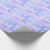 Blauwe kerstballen op sneeuw met roze achtergrond cadeaupapier (Hoek)