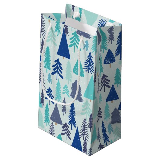 Blauwe kerstbomen in een Evergreen Forest Klein Cadeauzakje (Achterkant Gekanteld)