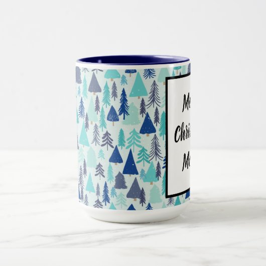 Blauwe kerstbomen in een Evergreen Forest Mok (Midden)