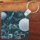 Blauwe kerstboom en kerstballen sleutelhanger (Achterkant)