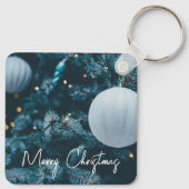 Blauwe kerstboom en kerstballen sleutelhanger (Achterkant)