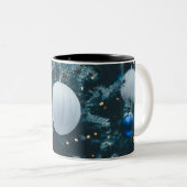 Blauwe kerstboom en kerstballen tweekleurige koffiemok (Voorkant rechts)