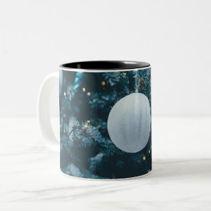 Blauwe kerstboom en kerstballen tweekleurige koffiemok