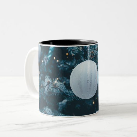 Blauwe kerstboom en kerstballen tweekleurige koffiemok (Voorkant links)