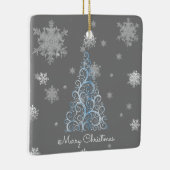 Blauwe kerstboom en sneeuwvlokken keramisch ornament (Rechts)