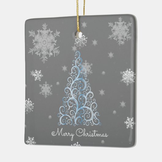 Blauwe kerstboom en sneeuwvlokken keramisch ornament (Links)