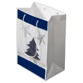 Blauwe kerstboom met zilveren glitter en sterren medium cadeauzakje (Voorkant Gekanteld)