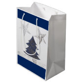 Blauwe kerstboom met zilveren glitter en sterren medium cadeauzakje (Achterkant Gekanteld)