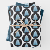 Blauwe kerstboom op zwart en blauw inpakpapier vel (In situ)