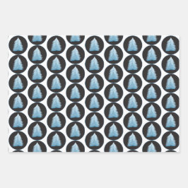 Blauwe kerstboom op zwart en blauw inpakpapier vel