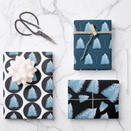 Blauwe kerstboom op zwart en blauw inpakpapier vel