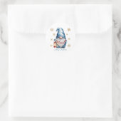 Blauwe Kerstkabouter met Rode Lantaarn Bessen Ronde Sticker (Tas)