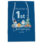 Blauwe Kerstman 1e Kerstmis met Sneeuwman, Boom en Medium Cadeauzakje (Voorkant)