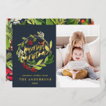 Blauwe Kerstmis, botanische elegante moderne foto Folie Feestdagenkaart<br><div class="desc">Fantastisch kerstblad waterverf florale foto blauw,  rood en groen botanisch elegant modern minimum typografie Holiday folie card. Een deel van een collectie.</div>