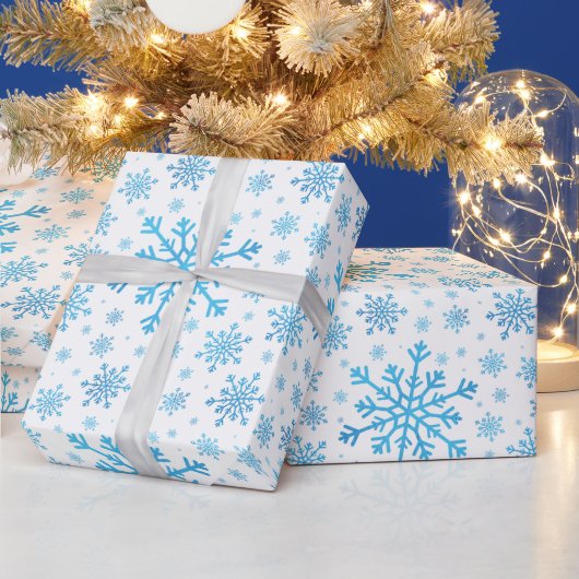  blauwe kerstsnowflakes op de winter cadeaupapier (Feestdagen)