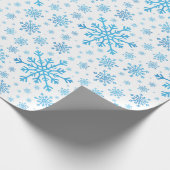  blauwe kerstsnowflakes op de winter cadeaupapier (Hoek)