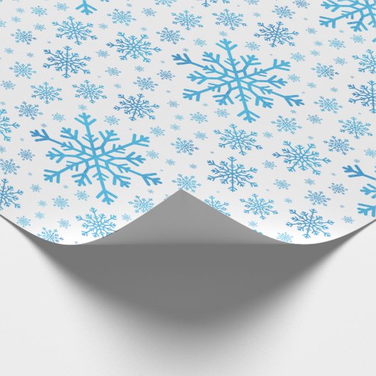 blauwe kerstsnowflakes op de winter cadeaupapier (Hoek)