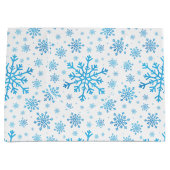  blauwe kerstsnowflakes op winterwit groot cadeauzakje (Voorkant)