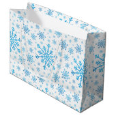  blauwe kerstsnowflakes op winterwit groot cadeauzakje (Voorkant Gekanteld)