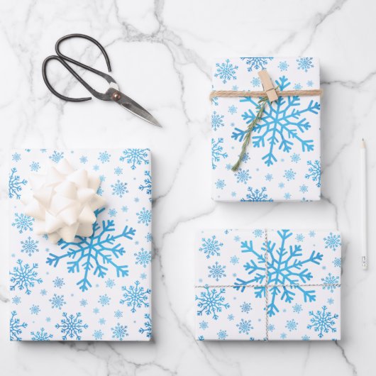  blauwe kerstsnowflakes op winterwit inpakpapier vel (Voorkant)