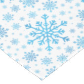  blauwe kerstsnowflakes op winterwit tafelkleed (Gekanteld)