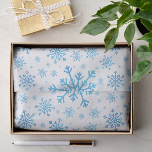 blauwe kerstsnowflakes op winterwit tissuepapier (Geschenk)