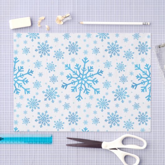 blauwe kerstsnowflakes op winterwit tissuepapier (Craft)