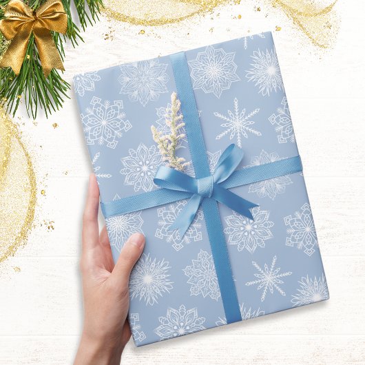 Blauwe kerstsnowflakes WinterFeestdagen Cadeaupapier