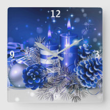 Blauwe kerstversiering en kaarsen