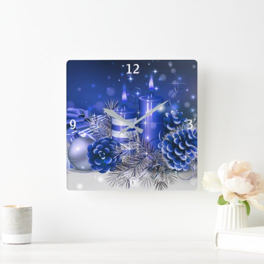 Blauwe kerstversiering en kaarsen vierkante klok (Huis)