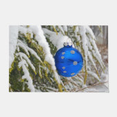 Blauwe kerstversiering in Snowy Pine Deurmat (Voorkant)