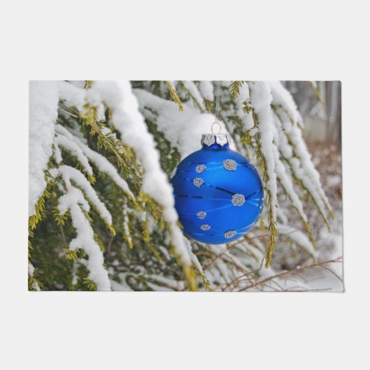 Blauwe kerstversiering in Snowy Pine Deurmat (Voorkant)