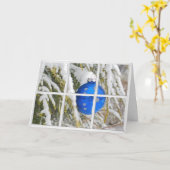 Blauwe kerstversiering in venster kaart (Gele Bloem)