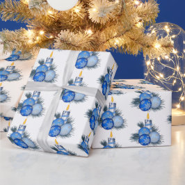 Blauwe kerstversieringen en kaarsen cadeaupapier