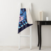 Blauwe kever retrowave versus grafisch sherpa deken (In situ)