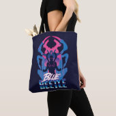 Blauwe kever retrowave versus grafisch tote bag (Dichtbij)