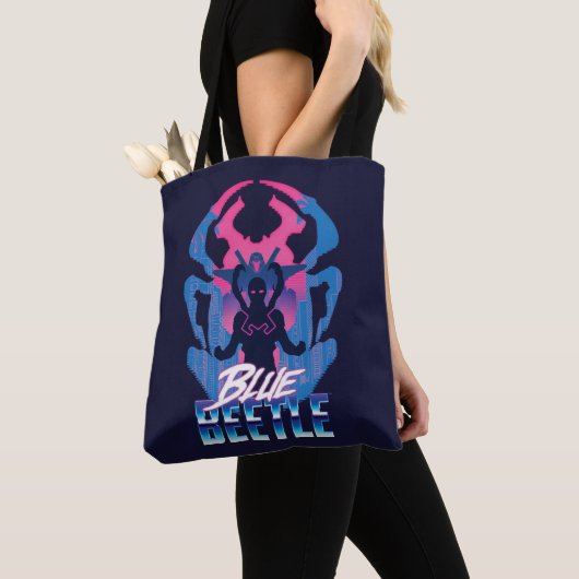 Blauwe kever retrowave versus grafisch tote bag (Dichtbij)