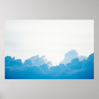 BLAUWE KLEDINGEN ONDER WITTE SKY POSTER