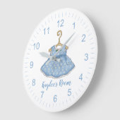 Blauwe klep van klein meisje op Hanger Wall klok (Hoek)
