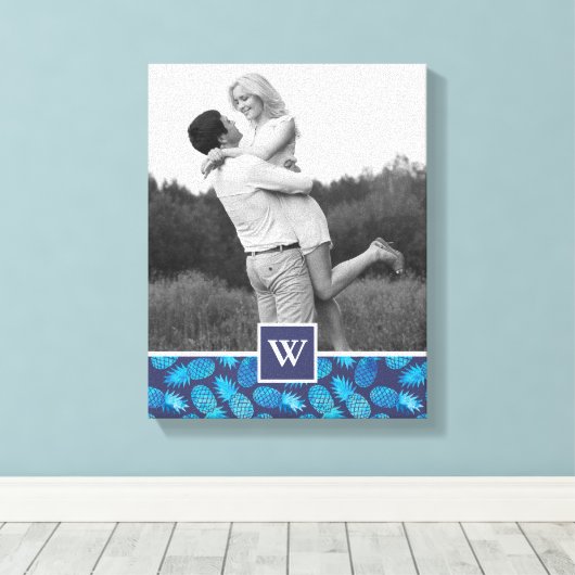 Blauwe kleurstof anananas | Foto met monogram Canvas Afdruk (Insitu (Houten vloer))