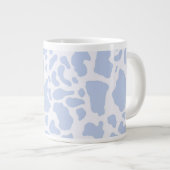 Blauwe koe vlekken dierprintpatroon grote koffiekop (Voorkant rechts)