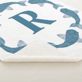Blauwe Koi-vis rond een monogram initiaal Sherpa Deken (3/4)