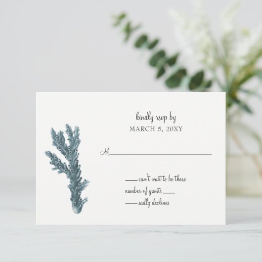 Blauwe koralen onder het Zee bruiloft uitnodiging  (Staand voorkant)