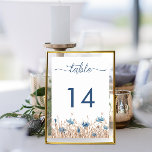 Blauwe korenbloemen & tarwe veld crème moderne bru kaart<br><div class="desc">Zachte blauwe korenbloemen bloeien in een zacht bruin veld van gedroogde grassen maken deze eenvoudige trouwtafel kaart modern, maar rustiek en uniek. Je kunt bijna de zachte bries voelen die de grassen beweegt. Eenvoudig, maar elegant, de aardetinten en zachte blues zijn de perfecte combinatie. De achterkant van de kaart draagt...</div>