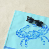 Blauwe krab in kleurspatten strandlaken (In situ)