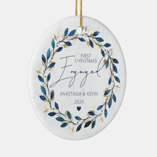 Blauwe krans eerste Kerstmis verloofd Keramisch Ornament (Rechts)