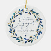 Blauwe krans eerste Kerstmis verloofd Keramisch Ornament (Voorkant)